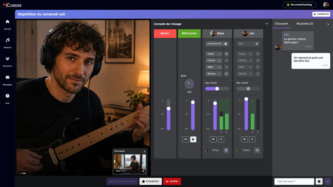Trois musiciens répètent ensemble en ligne depuis leurs domiciles, chacun avec son instrument et son ordinateur.
